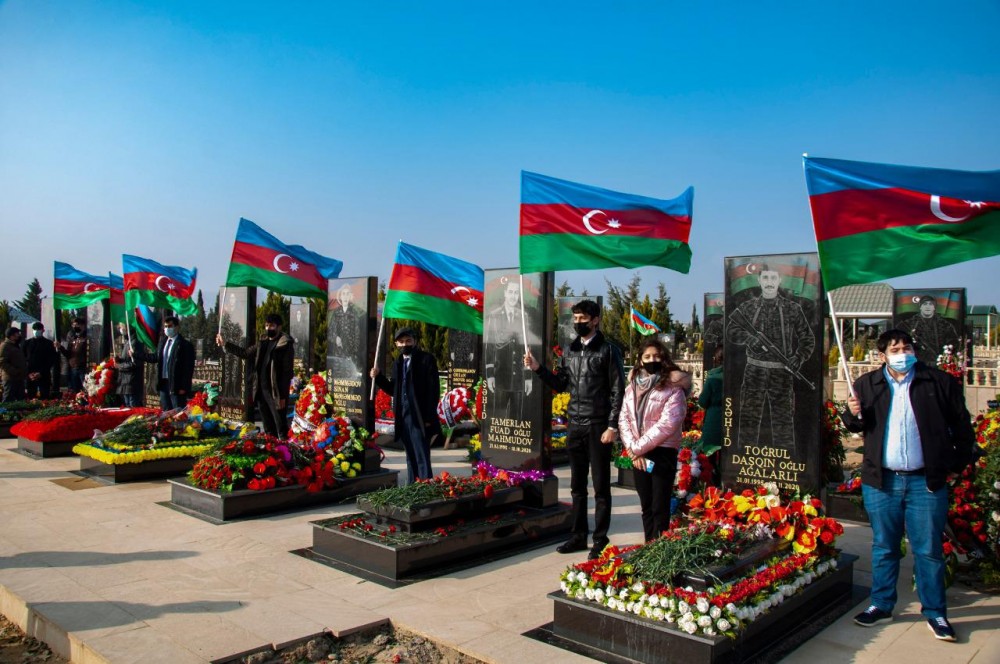 Nərimanov rayon gəncləri şəhidlərin məzarını ziyarət etdi - FOTOLAR